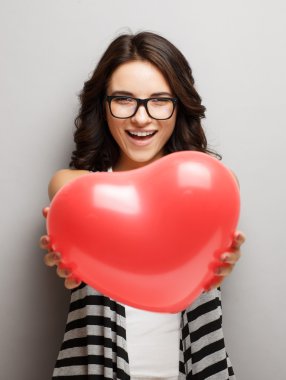 Güzel, bir kalp onun elinde tutan attractivel kız.