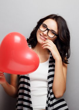 Güzel, çekici kız bir kalp onun elinde tutan.