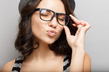 Güzel kız bir şapka ve gözlük.