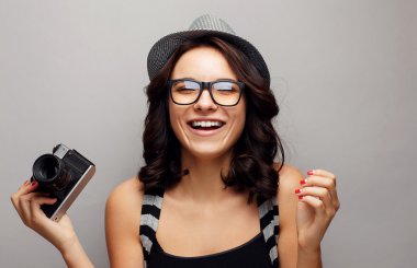 Kamera ile şapkalı güzel kız.