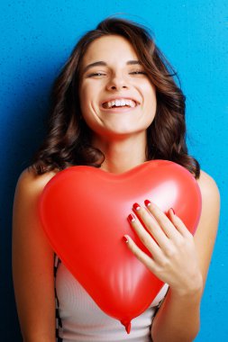 Kalp sevimli gülümseyen ve ado tutan sevgi ve Sevgililer günü kadın