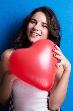 Kalp sevimli gülümseyen ve ado tutan sevgi ve Sevgililer günü kadın