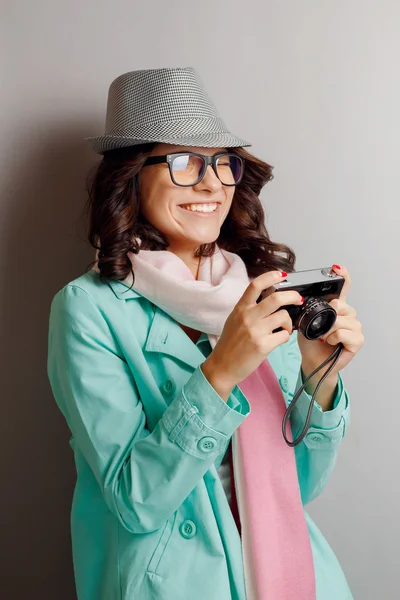 Menina atraente bonita em um chapéu tirando fotos na câmera — Fotografia de Stock