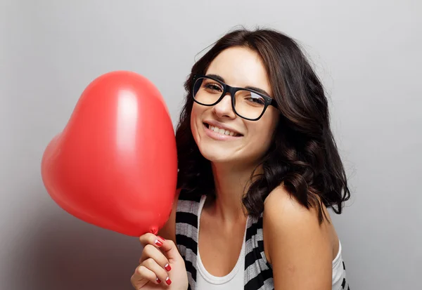 Güzel, çekici kız bir kalp onun elinde tutan.