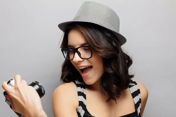 Kamera ile şapkalı güzel kız.