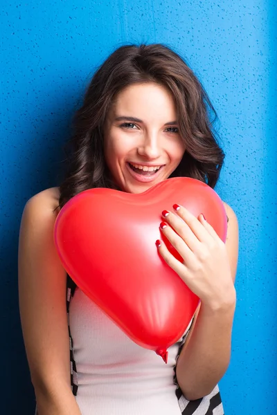 Amor e namorados dia mulher segurando o coração sorrindo bonito e ado Imagens De Bancos De Imagens