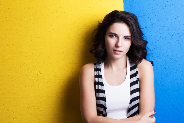 Portrait of a young woman on the background of Ukrainian flag. — Stock Photo, Image