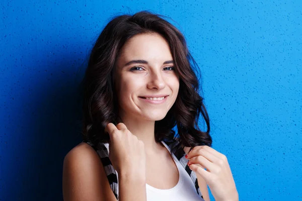 Portrait attractive woman   on blue background. — Stock Photo, Image