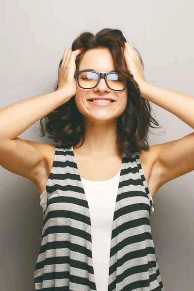 Porträt attraktive Frau auf grauem Hintergrund. — Stockfoto