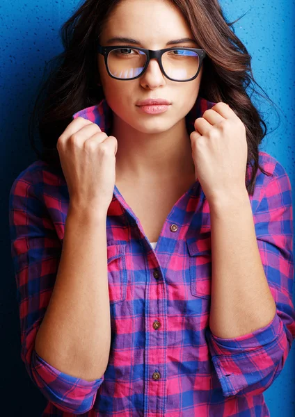 Retrato mulher atraente em óculos no fundo azul . Imagens Royalty-Free
