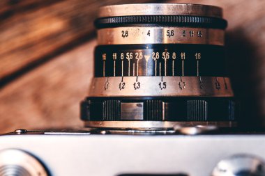 Ahşap arka planda klasik kamera