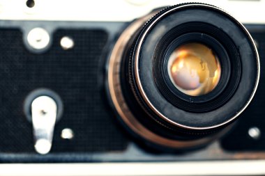 Ahşap arka planda klasik kamera