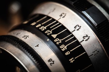 Ahşap arka planda klasik kamera