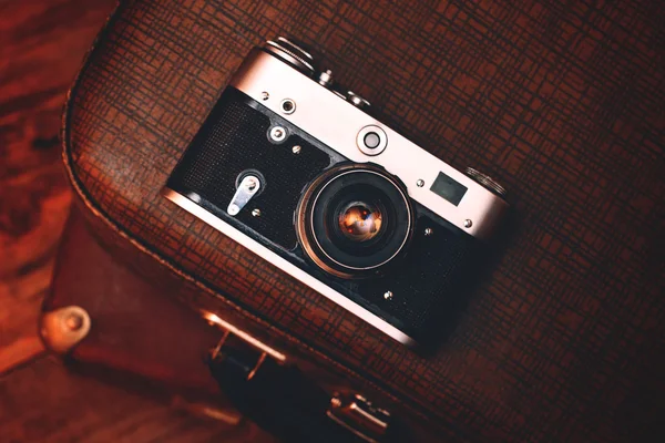 Câmera vintage na mala — Fotografia de Stock