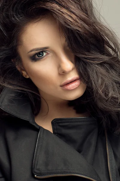 Gri arka plan üzerinde çekici kadın portre.