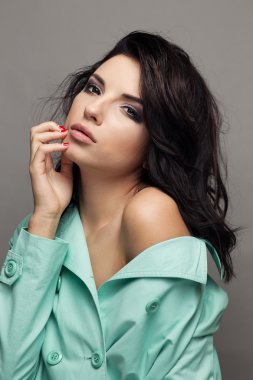 Gri arka plan üzerinde çekici kadın portre.