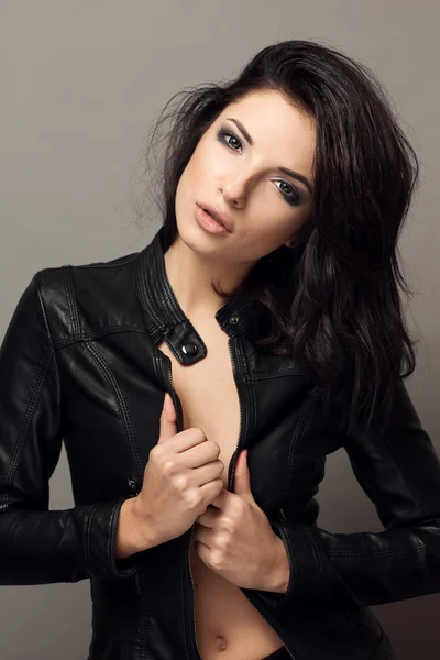 Gri arka plan üzerinde çekici kadın portre.