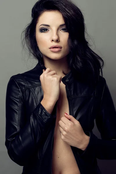 Gri arka plan üzerinde çekici kadın portre.