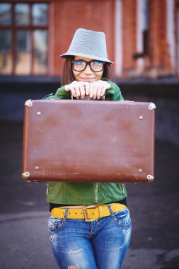 Bavul ile güzel bir yetişkin şehvetli kadın portresi.