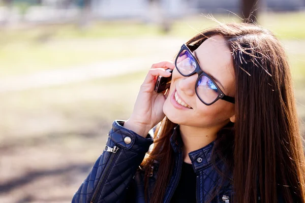 Porträt einer schönen erwachsenen sinnlichen Frau in Brille mit Phon — Stockfoto