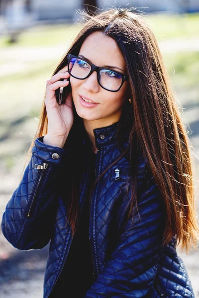 Retrato de uma bela mulher sensual adulta em óculos com phon — Fotografia de Stock