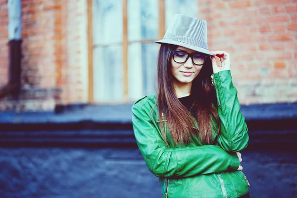 Portret van een mooie volwassen sensuele vrouw in glazen — Stockfoto