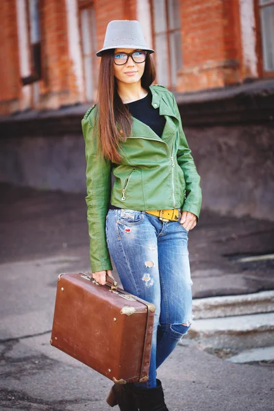 Portret van een mooie volwassen sensuele vrouw met koffer. — Stockfoto