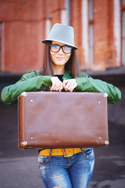 Porträt einer schönen erwachsenen sinnlichen Frau mit Koffer. — Stockfoto