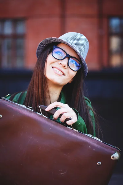 Porträt einer schönen erwachsenen sinnlichen Frau mit Koffer. — Stockfoto