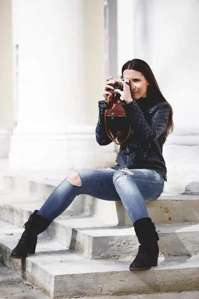 Porträt einer schönen erwachsenen sinnlichen Frau mit Retro-Kamera. — Stockfoto