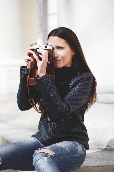 Porträt einer schönen erwachsenen sinnlichen Frau mit Retro-Kamera. — Stockfoto