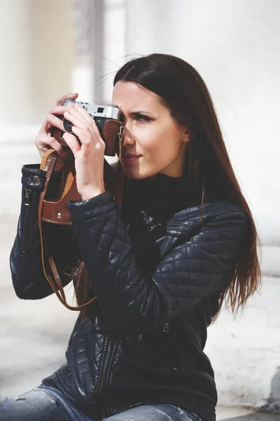 Porträt einer schönen erwachsenen sinnlichen Frau mit Retro-Kamera. — Stockfoto