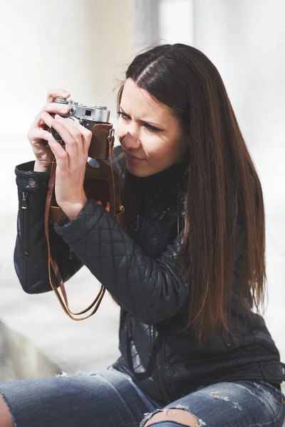 Portrait d'une belle femme sensuelle adulte avec caméra rétro . — Photo