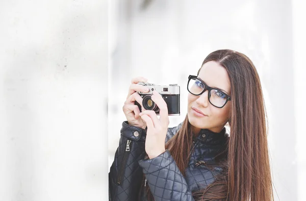 Retrato de una hermosa mujer sensual adulta con cámara retro . — Foto de Stock