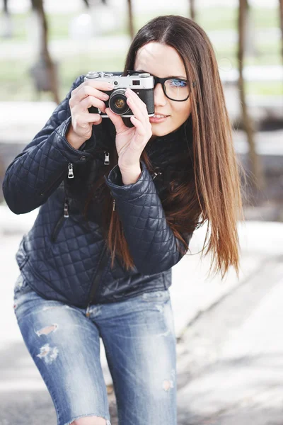 Porträt einer schönen erwachsenen sinnlichen Frau mit Retro-Kamera. — Stockfoto