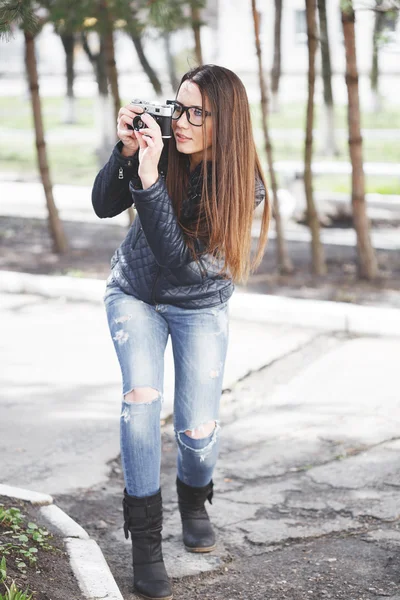 Porträt einer schönen erwachsenen sinnlichen Frau mit Retro-Kamera. — Stockfoto