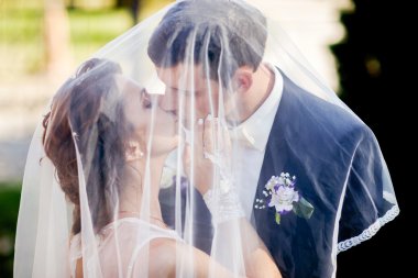 Güzel bir çift düğünün tadını çıkarıyor.