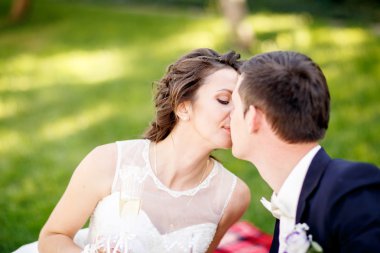 Güzel bir çift düğünün tadını çıkarıyor.