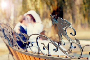 Güzel bir çift düğünün tadını çıkarıyor.