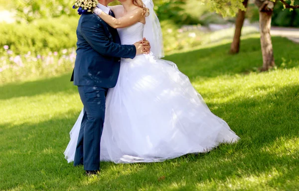 Hermosa pareja de boda está disfrutando de la boda — Foto de Stock