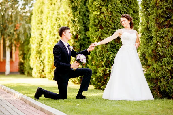 Casal lindo está gostando do casamento — Fotografia de Stock