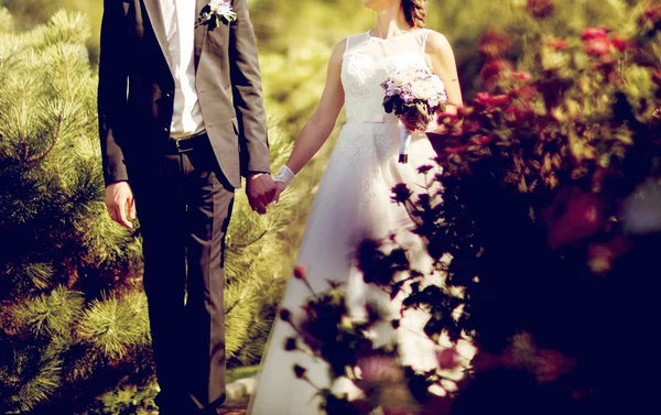 Krásný svatební pár si užívá svatbu — Stock fotografie