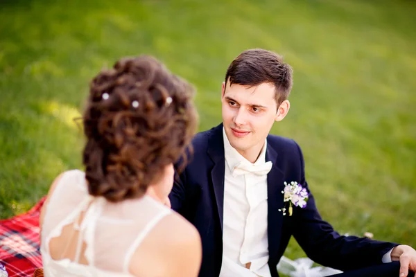 Hermosa pareja de boda está disfrutando de la boda. — Foto de Stock