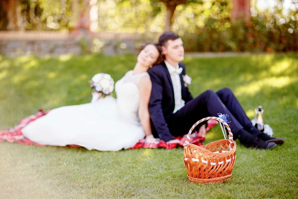 Mooi bruidspaar geniet van bruiloft — Stockfoto