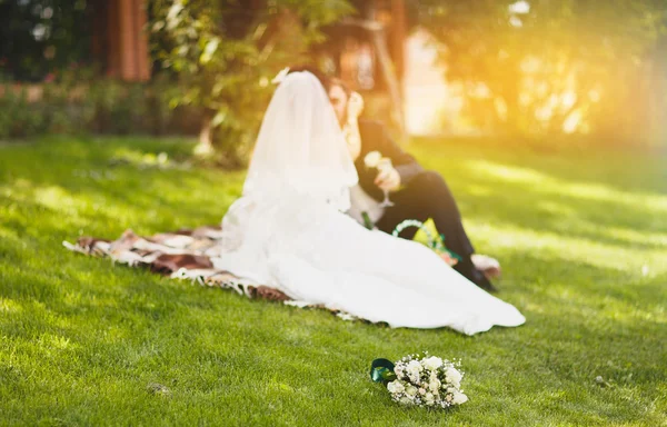 Красива весільна пара насолоджується весіллям — стокове фото