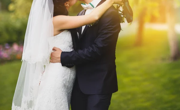 Schönes Hochzeitspaar genießt Hochzeit — Stockfoto