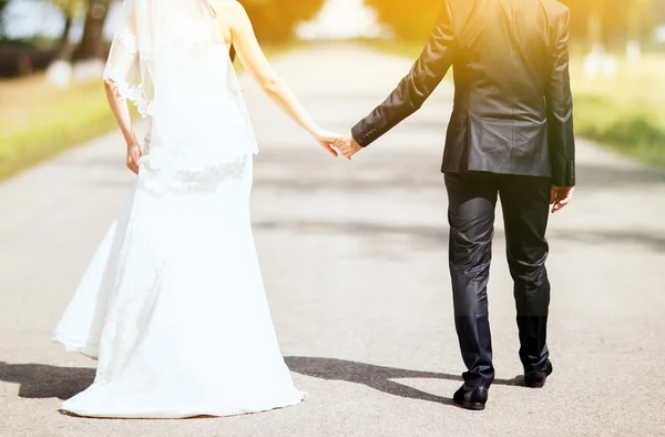 Hermosa pareja de boda está disfrutando de la boda — Foto de Stock