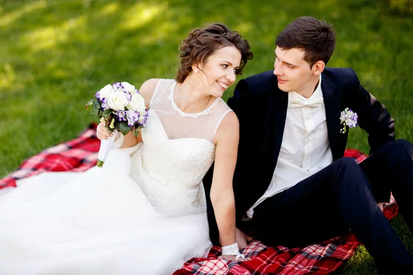 Casal lindo está gostando do casamento Fotos De Bancos De Imagens