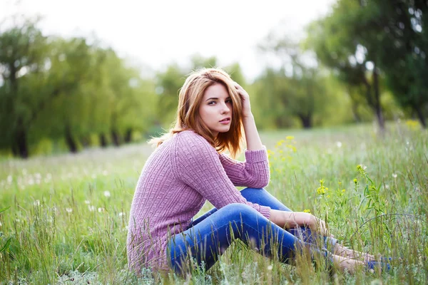 Ein schönes Mädchen genießt die Natur. — Stockfoto