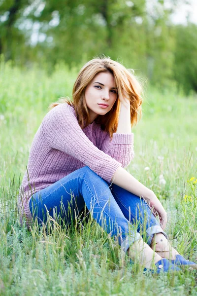 A beautiful girl enjoys nature. — Stock Photo, Image